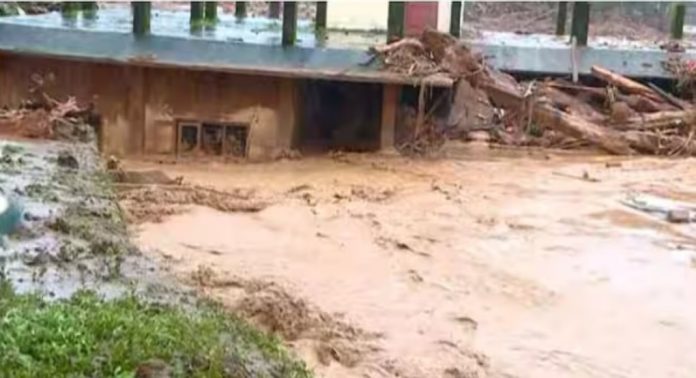 രക്ഷാപ്രവര്ത്തനം നടത്തുന്നതിനിടെ വീണ്ടും മണ്ണിടിച്ചിൽ ; വെള്ളാർമല ജിവിഎച്ച്എസ് പൂർണമായി മുങ്ങി ; നടുങ്ങി നാട് രക്ഷാപ്രവര്ത്തനം നടത്തുന്നതിനിടെ വീണ്ടും മണ്ണിടിച്ചിൽ ; വെള്ളാർമല ജിവിഎച്ച്എസ് പൂർണമായി മുങ്ങി ; നടുങ്ങി നാട്