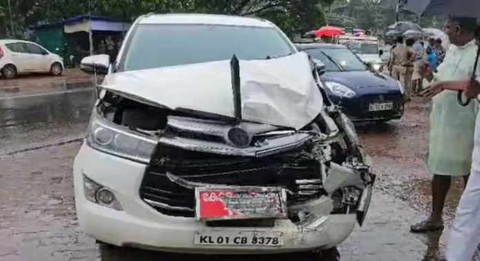 പ്രതിപക്ഷ നേതാവ് വി.ഡി സതീശൻ സഞ്ചരിച്ച കാർ അപകടത്തിൽപ്പെട്ടു പ്രതിപക്ഷ നേതാവ് വി.ഡി സതീശൻ സഞ്ചരിച്ച കാർ അപകടത്തിൽപ്പെട്ടു