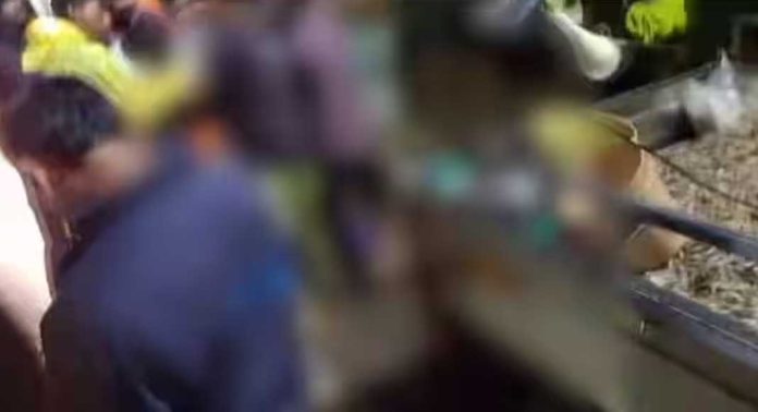 വയനാട്ടിൽ മീൻ വിലകുറച്ച് വിറ്റതിന് മീൻ കച്ചവടക്കാരന് നേരെ ആൾക്കൂട്ട മർദ്ദനം വയനാട്ടിൽ മീൻ വിലകുറച്ച് വിറ്റതിന് മീൻ കച്ചവടക്കാരന് നേരെ ആൾക്കൂട്ട മർദ്ദനം