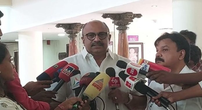 ഹേമ കമ്മിറ്റി റിപ്പോർട്ട് സർക്കാരിന്റെ പരിഗണനയിലിരിക്കുന്ന വിഷയം ; ‘അമ്മ’യുമായി ബന്ധമില്ലെന്ന് സിദ്ദിഖ് ഹേമ കമ്മിറ്റി റിപ്പോർട്ട് സർക്കാരിന്റെ പരിഗണനയിലിരിക്കുന്ന വിഷയം ; ‘അമ്മ’യുമായി ബന്ധമില്ലെന്ന് സിദ്ദിഖ്