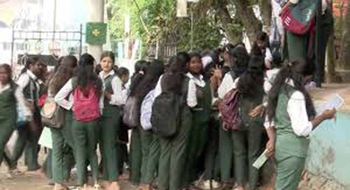 താല്ക്കാലിക ബാച്ചുകള് അനുവദിച്ചെങ്കിലും മലബാറിലെ പ്ലസ് വണ് സീറ്റ് പ്രതിസന്ധിക്ക് പൂര്ണ്ണപരിഹാരമായിട്ടില്ലെന്ന് കണക്കുകള് താല്ക്കാലിക ബാച്ചുകള് അനുവദിച്ചെങ്കിലും മലബാറിലെ പ്ലസ് വണ് സീറ്റ് പ്രതിസന്ധിക്ക് പൂര്ണ്ണപരിഹാരമായിട്ടില്ലെന്ന് കണക്കുകള്