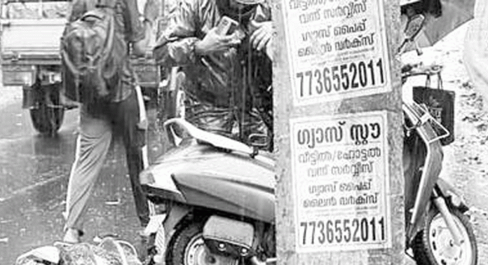 ടാറിങ് കഴിഞ്ഞിട്ട് മാസങ്ങള് ; നടുവിലായ പോസ്റ്റുകള് മാറ്റാന് നടപടിയായില്ല ടാറിങ് കഴിഞ്ഞിട്ട് മാസങ്ങള് ; നടുവിലായ പോസ്റ്റുകള് മാറ്റാന് നടപടിയായില്ല