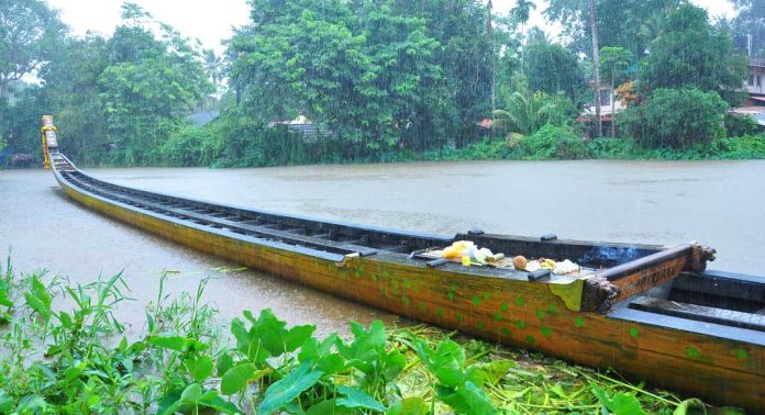 തലവടി ദേശത്തിന് തിലകക്കുറിയാകുവാൻ തലവടി ചുണ്ടൻ വള്ളം നീരണിഞ്ഞു തലവടി ദേശത്തിന് തിലകക്കുറിയാകുവാൻ തലവടി ചുണ്ടൻ വള്ളം നീരണിഞ്ഞു