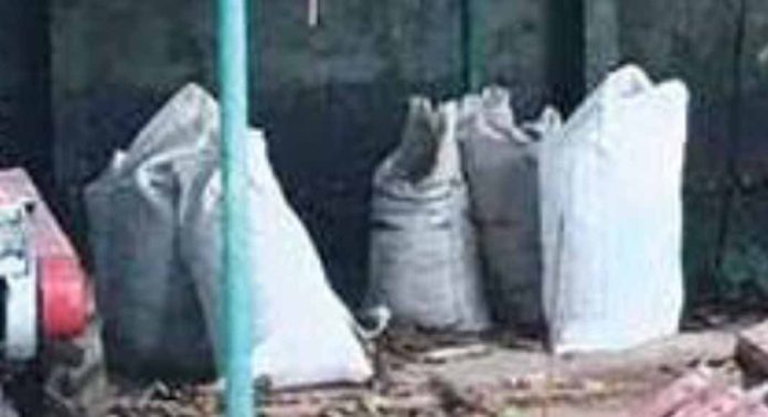 ഇരവിപേരൂരില് കാർഷിക കർമസേനയ്ക്ക് ലഭിച്ച ഉപകരണങ്ങൾ തുരുമ്പുടെത്ത് നശിക്കുന്നു ഇരവിപേരൂരില് കാർഷിക കർമസേനയ്ക്ക് ലഭിച്ച ഉപകരണങ്ങൾ തുരുമ്പുടെത്ത് നശിക്കുന്നു