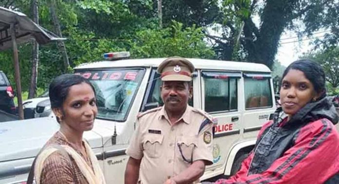 കളഞ്ഞുകിട്ടിയ സ്വര്ണമടങ്ങിയ പേഴ്സ് ഉടമക്ക് തിരിച്ചുനല്കി യുവതി മാതൃകയായി കളഞ്ഞുകിട്ടിയ സ്വര്ണമടങ്ങിയ പേഴ്സ് ഉടമക്ക് തിരിച്ചുനല്കി യുവതി മാതൃകയായി
