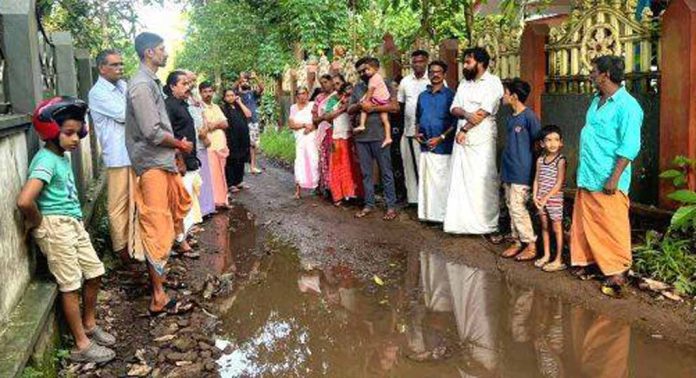 കുറ്റൂരില് തകർന്നു കിടക്കുന്ന റോഡിൽ വാഴനട്ട് പ്രതിഷേധിച്ച് നാട്ടുകാര് കുറ്റൂരില് തകർന്നു കിടക്കുന്ന റോഡിൽ വാഴനട്ട് പ്രതിഷേധിച്ച് നാട്ടുകാര്