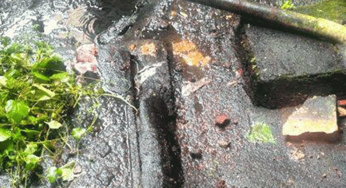 പത്തനംതിട്ട മിനി സിവിൽ സ്റ്റേഷനിലെ ശൗചാലയ ടാങ്ക് പൊട്ടി മാലിന്യം പുറത്തേക്ക് ഒഴുകുന്നു പത്തനംതിട്ട മിനി സിവിൽ സ്റ്റേഷനിലെ ശൗചാലയ ടാങ്ക് പൊട്ടി മാലിന്യം പുറത്തേക്ക് ഒഴുകുന്നു