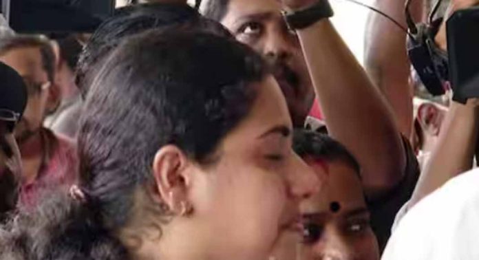 ആമയിഴഞ്ചാൻ തോട്ടിൽ ശുചീകരണ തൊഴിലാളി ജോയിയെ രക്ഷിക്കാൻ കഴിയാത്തതിൽ വിങ്ങിപ്പൊട്ടി മേയർ ആര്യാ രാജേന്ദ്രൻ ആമയിഴഞ്ചാൻ തോട്ടിൽ ശുചീകരണ തൊഴിലാളി ജോയിയെ രക്ഷിക്കാൻ കഴിയാത്തതിൽ വിങ്ങിപ്പൊട്ടി മേയർ ആര്യാ രാജേന്ദ്രൻ