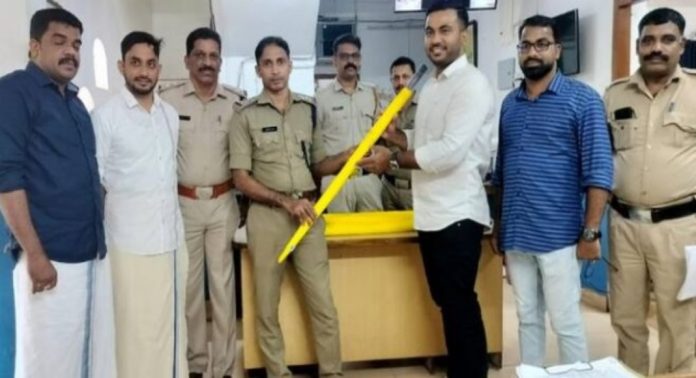 പോലീസിനെ ആക്രമിച്ച കേസുകളില് പ്രതിയായവരില് നിന്ന് കുട സമ്മാനമായി സ്വീകരിച്ചതായി പരാതി ; എസ്ഐക്ക് സ്ഥലം മാറ്റം പോലീസിനെ ആക്രമിച്ച കേസുകളില് പ്രതിയായവരില് നിന്ന് കുട സമ്മാനമായി സ്വീകരിച്ചതായി പരാതി ; എസ്ഐക്ക് സ്ഥലം മാറ്റം