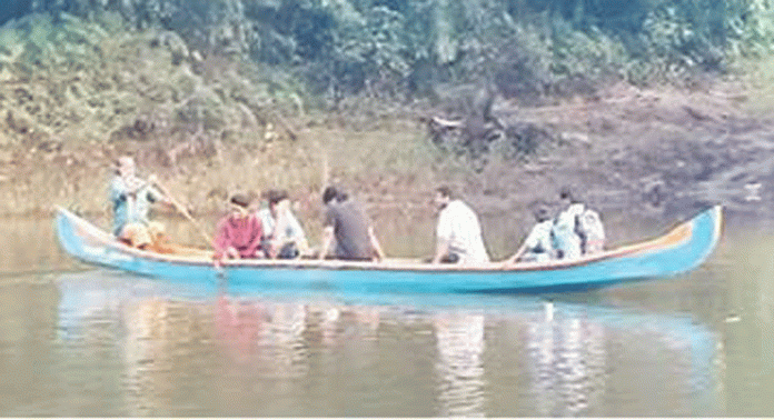 ശമ്പളം മുടങ്ങി ; കടത്ത് നിർത്തുമെന്ന് വള്ളക്കാരൻ ശമ്പളം മുടങ്ങി ; കടത്ത് നിർത്തുമെന്ന് വള്ളക്കാരൻ