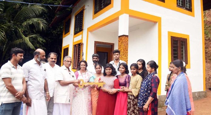 ഡോ.എം. എസ്. സുനിലിന്റെ 314 മത് സ്നേഹഭവനം ബിന്ദു റോണിക്കും മകൾ ഭിന്നശേഷിക്കാരിയായ ശ്രീക്കുട്ടിയും അടങ്ങിയ അഞ്ചംഗ കുടുംബത്തിന് ഡോ.എം. എസ്. സുനിലിന്റെ 314 മത് സ്നേഹഭവനം ബിന്ദു റോണിക്കും മകൾ ഭിന്നശേഷിക്കാരിയായ ശ്രീക്കുട്ടിയും അടങ്ങിയ അഞ്ചംഗ കുടുംബത്തിന്