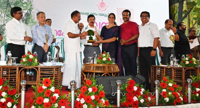 വനമിത്ര അവാർഡ് നേട്ടത്തിൽ ചെങ്ങന്നൂർ ക്രിസ്ത്യൻ കോളജ് വനമിത്ര അവാർഡ് നേട്ടത്തിൽ ചെങ്ങന്നൂർ ക്രിസ്ത്യൻ കോളജ്