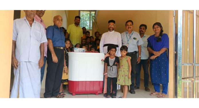 അട്ടത്തോട് സ്കൂളിൽ ഇനി യൂണിഫോം അലക്കി തേച്ച് മടക്കി നൽകും അട്ടത്തോട് സ്കൂളിൽ ഇനി യൂണിഫോം അലക്കി തേച്ച് മടക്കി നൽകും