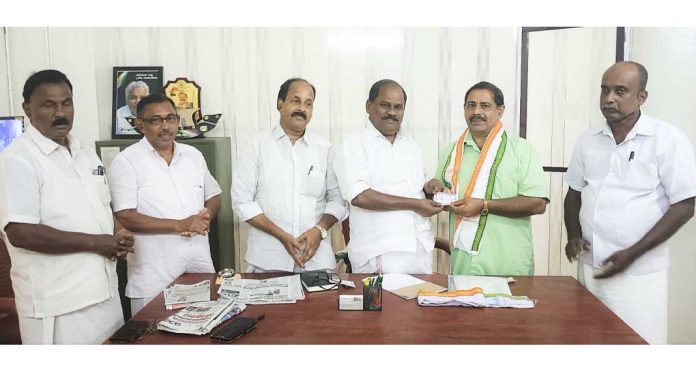 മുന് ഭാരവാഹികളെ കോണ്ഗ്രസില് തിരിച്ചെടുത്തു മുന് ഭാരവാഹികളെ കോണ്ഗ്രസില് തിരിച്ചെടുത്തു
