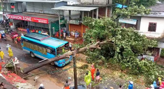 ശക്തമായ മഴ ; മലപ്പുറം ജില്ലയിൽ 35 വീടുകൾ ഭാഗിമായി തകർന്നു ശക്തമായ മഴ ; മലപ്പുറം ജില്ലയിൽ 35 വീടുകൾ ഭാഗിമായി തകർന്നു