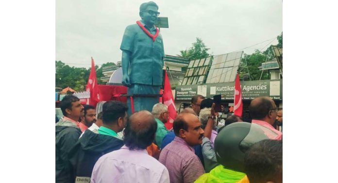 മുൻ മുഖ്യമന്ത്രി സി അച്യുതമേനോന്റെ പ്രതിമയുമായുള്ള സ്മൃതി യാത്രയ്ക്ക് സ്വീകരണം നൽകി മുൻ മുഖ്യമന്ത്രി സി അച്യുതമേനോന്റെ പ്രതിമയുമായുള്ള സ്മൃതി യാത്രയ്ക്ക് സ്വീകരണം നൽകി