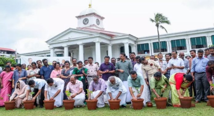 മന്ത്രിമാർ ചേർന്ന് സെക്രട്ടേറിയറ്റിൽ പച്ചക്കറി കൃഷിക്ക് തുടക്കം കുറിച്ചു മന്ത്രിമാർ ചേർന്ന് സെക്രട്ടേറിയറ്റിൽ പച്ചക്കറി കൃഷിക്ക് തുടക്കം കുറിച്ചു