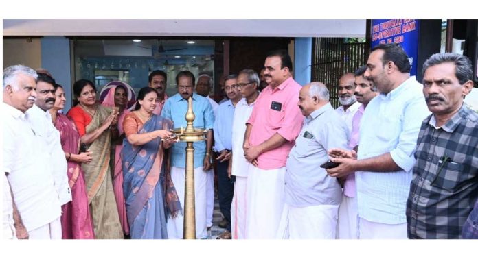 തിരുവല്ല ഈസ്റ്റ് കോ-ഓപ്പറേറ്റീവ് ബാങ്കിൻ്റെ നവീകരിച്ച ചുങ്കപ്പാറ ബ്രാഞ്ചിന്റെ ഉദ്ഘാടനം നടത്തി തിരുവല്ല ഈസ്റ്റ് കോ-ഓപ്പറേറ്റീവ് ബാങ്കിൻ്റെ നവീകരിച്ച ചുങ്കപ്പാറ ബ്രാഞ്ചിന്റെ ഉദ്ഘാടനം നടത്തി