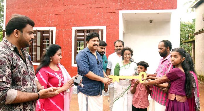 ഡോ.എം .എസ്. സുനിലിന്റെ 315 -മത്തെ സ്നേഹഭവനം സുധാ രാജനും കുടുംബത്തിനും ഡോ.എം .എസ്. സുനിലിന്റെ 315 -മത്തെ സ്നേഹഭവനം സുധാ രാജനും കുടുംബത്തിനും