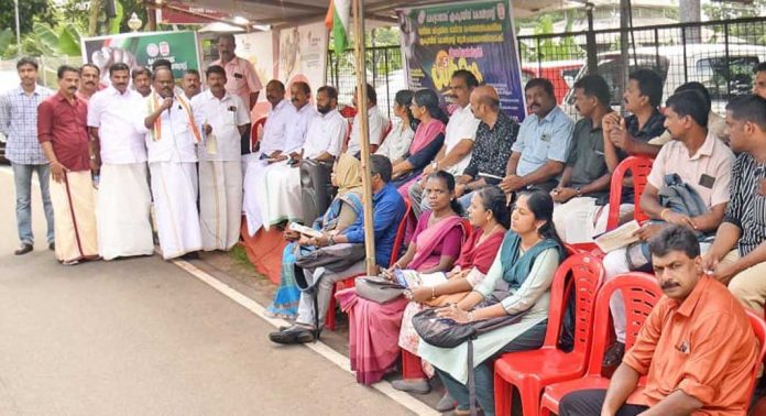 സഹകരണ മേഖലയെ സി.പി.എം പാർട്ടിയും നേതാക്കളും കറവപശുവാക്കി ; പ്രൊഫ. സതീഷ് കൊച്ചുപറമ്പിൽ സഹകരണ മേഖലയെ സി.പി.എം പാർട്ടിയും നേതാക്കളും കറവപശുവാക്കി ; പ്രൊഫ. സതീഷ് കൊച്ചുപറമ്പിൽ