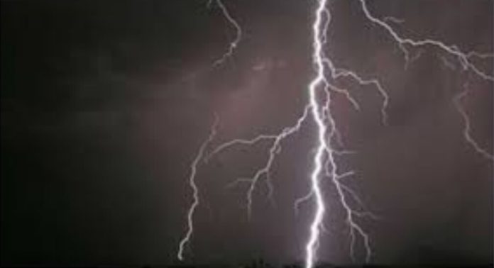 മലപ്പുറം വാഴയൂരിൽ മിന്നലേറ്റ് വീട് തകർന്നു മലപ്പുറം വാഴയൂരിൽ മിന്നലേറ്റ് വീട് തകർന്നു