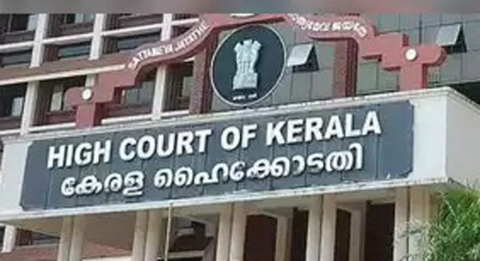 പ്രണയം അമ്മയോട് പറഞ്ഞതിന്റെ വൈരാഗ്യം : വ്യാജ പീഡന പരാതിയുമായി വിദ്യാർഥിനി പ്രണയം അമ്മയോട് പറഞ്ഞതിന്റെ വൈരാഗ്യം : വ്യാജ പീഡന പരാതിയുമായി വിദ്യാർഥിനി