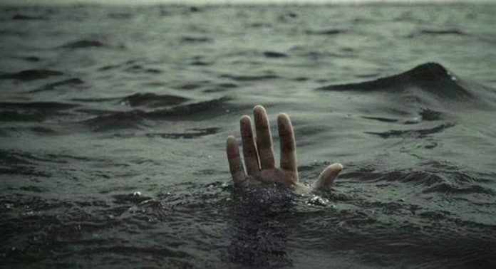 നെട്ടൂരിൽ പ്ലസ് വൺ വിദ്യാർഥിനി കായലിൽ വീണു ; തിരച്ചിൽ ആരംഭിച്ചു നെട്ടൂരിൽ പ്ലസ് വൺ വിദ്യാർഥിനി കായലിൽ വീണു ; തിരച്ചിൽ ആരംഭിച്ചു
