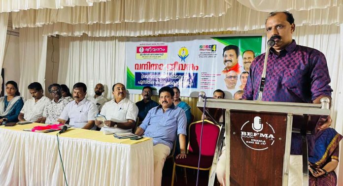 ‘കനൽക്കാടു താണ്ടിയ ഫീനിക്സ് പക്ഷികൾ’ ; പുസ്തക കവർ പ്രകാശനവും വനിതാ ജീവനം പ്രവർത്തനോദ്ഘാടനവും നടന്നു ‘കനൽക്കാടു താണ്ടിയ ഫീനിക്സ് പക്ഷികൾ’ ; പുസ്തക കവർ പ്രകാശനവും വനിതാ ജീവനം പ്രവർത്തനോദ്ഘാടനവും നടന്നു