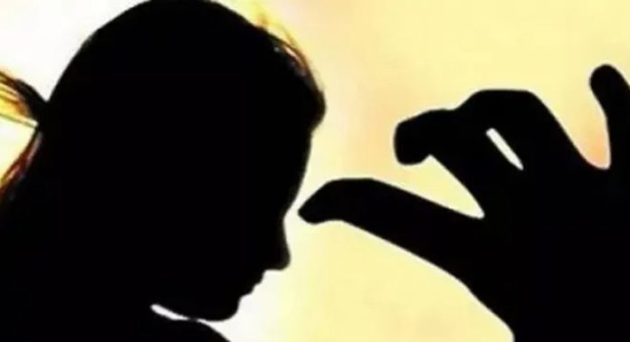പതിമൂന്നുകാരിയെ ലൈംഗികമായി പീഡിപ്പിച്ച ഇരുപത്തിയൊന്നുകാരൻ അറസ്റ്റിൽ പതിമൂന്നുകാരിയെ ലൈംഗികമായി പീഡിപ്പിച്ച ഇരുപത്തിയൊന്നുകാരൻ അറസ്റ്റിൽ
