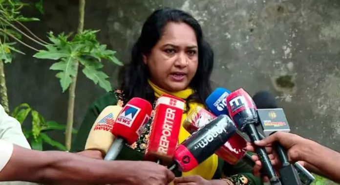അമ്മ സംഘടന നിലനില്ക്കണം, അര്ഹതയുള്ള ജനാധിപത്യ ബോധമുള്ള ഭാരവാഹികള് വരണം, സ്ത്രീകള്ക്ക് ഭാരവാഹിത്വം ലഭിക്കണം : നടി ഉഷ ഹസീന അമ്മ സംഘടന നിലനില്ക്കണം, അര്ഹതയുള്ള ജനാധിപത്യ ബോധമുള്ള ഭാരവാഹികള് വരണം, സ്ത്രീകള്ക്ക് ഭാരവാഹിത്വം ലഭിക്കണം : നടി ഉഷ ഹസീന