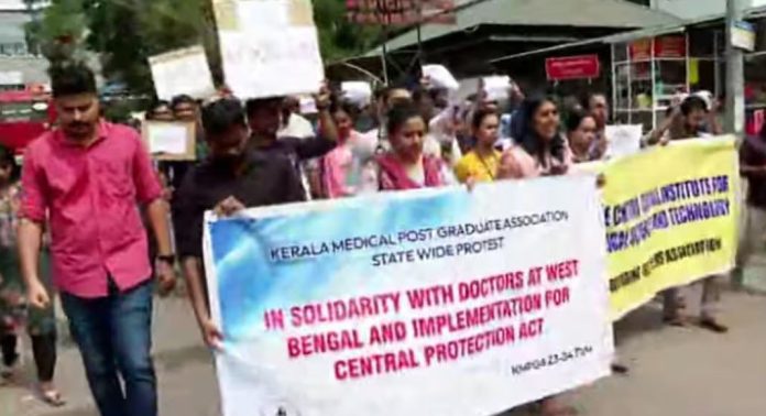 യുവഡോക്ടറുടെ കൊലപാതകം ; തിരുവനന്തപുരം മെഡിക്കൽ കോളേജിൽ ഒപി ഡ്യൂട്ടി ബഹിഷ്കരിച്ച് ഡോക്ടർമാർ യുവഡോക്ടറുടെ കൊലപാതകം ; തിരുവനന്തപുരം മെഡിക്കൽ കോളേജിൽ ഒപി ഡ്യൂട്ടി ബഹിഷ്കരിച്ച് ഡോക്ടർമാർ