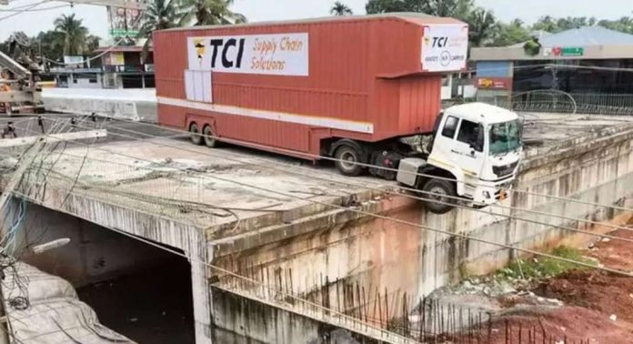 കണ്ടെയ്നര് ലോറി റോഡ് മാറി ഓടി ; ഒഴിവായത് വന്അപകടം കണ്ടെയ്നര് ലോറി റോഡ് മാറി ഓടി ; ഒഴിവായത് വന്അപകടം