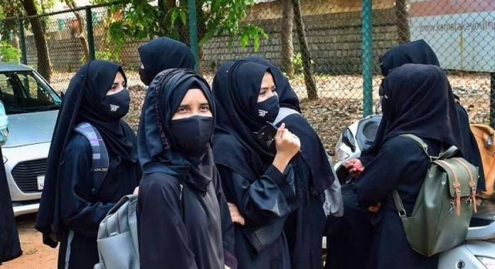 കോളജിലെ ഹിജാബ് വിലക്ക്; ഹര്ജികള് നാളെ സുപ്രീം കോടതിയില് കോളജിലെ ഹിജാബ് വിലക്ക്; ഹര്ജികള് നാളെ സുപ്രീം കോടതിയില്