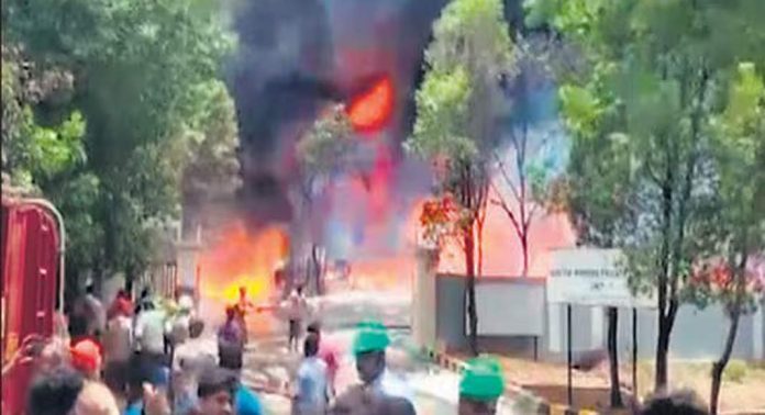 ആന്ധ്രയിൽ ഫാർമ കമ്പനിയിൽ സ്ഫോടനം ; 2 പേർ മരിച്ചു, 18 പേർക്ക് പരിക്ക് ആന്ധ്രയിൽ ഫാർമ കമ്പനിയിൽ സ്ഫോടനം ; 2 പേർ മരിച്ചു, 18 പേർക്ക് പരിക്ക്