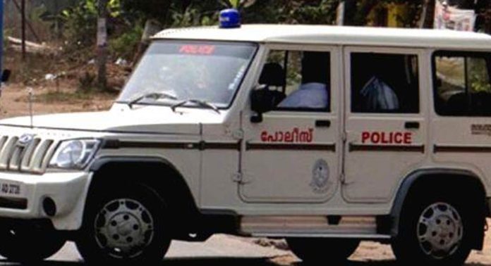 പോലീസ് ചമഞ്ഞ് വീട്ടിലെത്തി ഗൃഹനാഥനിൽ നിന്ന് പണം തട്ടാൻ ശ്രമം ; കള്ളി പൊളിച്ച് വീട്ടമ്മ പോലീസ് ചമഞ്ഞ് വീട്ടിലെത്തി ഗൃഹനാഥനിൽ നിന്ന് പണം തട്ടാൻ ശ്രമം ; കള്ളി പൊളിച്ച് വീട്ടമ്മ