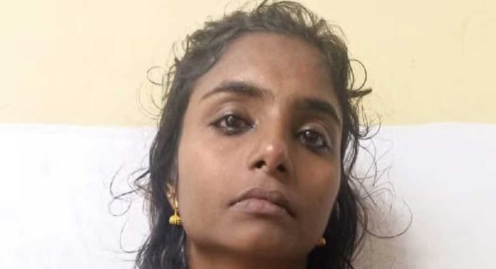 സ്വർണം പൂജിക്കാമെന്ന പേരിൽ വീട്ടമ്മയെ കബളിപ്പിച്ച് 12 പവൻ തട്ടിയെടുത്ത കേസിൽ യുവതി അറസ്റ്റിൽ സ്വർണം പൂജിക്കാമെന്ന പേരിൽ വീട്ടമ്മയെ കബളിപ്പിച്ച് 12 പവൻ തട്ടിയെടുത്ത കേസിൽ യുവതി അറസ്റ്റിൽ