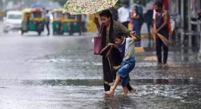 ന്യൂനമര്ദ്ദ പാത്തി ; അഞ്ച് ദിവസം വ്യാപക മഴ, നാല് ജില്ലകളില് യെല്ലോ അലര്ട്ട് ന്യൂനമര്ദ്ദ പാത്തി ; അഞ്ച് ദിവസം വ്യാപക മഴ, നാല് ജില്ലകളില് യെല്ലോ അലര്ട്ട്