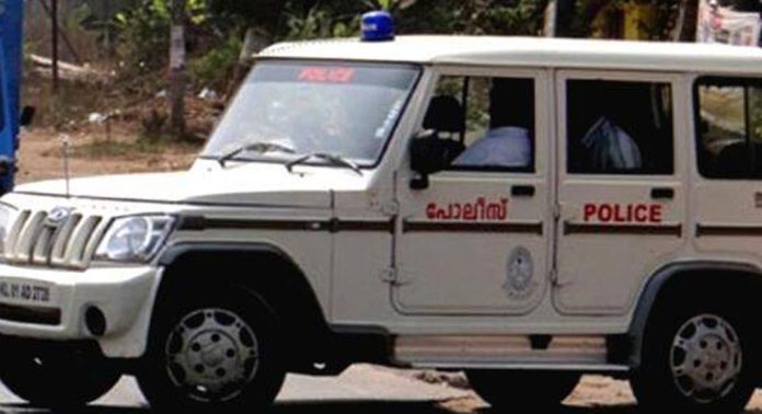 രണ്ടേകാല് ലക്ഷം രൂപയുടെ കള്ളനോട്ടുമായി മലയാളികള് ഉള്പ്പെടെ നാല് പേര് പിടിയില് രണ്ടേകാല് ലക്ഷം രൂപയുടെ കള്ളനോട്ടുമായി മലയാളികള് ഉള്പ്പെടെ നാല് പേര് പിടിയില്