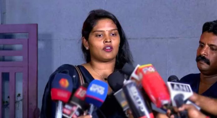 രേവതി സമ്പത്തിന് എതിരെ പോലീസ് അന്വേഷണം ; നടൻ സിദ്ധിഖിന്റെ പരാതി പ്രത്യേക അന്വേഷണ സംഘത്തിന് രേവതി സമ്പത്തിന് എതിരെ പോലീസ് അന്വേഷണം ; നടൻ സിദ്ധിഖിന്റെ പരാതി പ്രത്യേക അന്വേഷണ സംഘത്തിന്