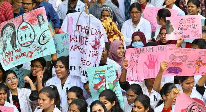കൊൽക്കത്തയിലെ ഡോക്ടറുടെ കൊലപാതകം ; വിലക്ക് ലംഘിച്ച് ഡൽഹിയിൽ ഡോക്ടർമാരുടെ പ്രതിഷേധം കൊൽക്കത്തയിലെ ഡോക്ടറുടെ കൊലപാതകം ; വിലക്ക് ലംഘിച്ച് ഡൽഹിയിൽ ഡോക്ടർമാരുടെ പ്രതിഷേധം
