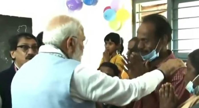 ദുരിതബാധിതരെ ചേർത്തുപിടിച്ച് പ്രധാനമന്ത്രി ; ആശുപത്രിയിലുള്ളവരെയും കണ്ടു ദുരിതബാധിതരെ ചേർത്തുപിടിച്ച് പ്രധാനമന്ത്രി ; ആശുപത്രിയിലുള്ളവരെയും കണ്ടു
