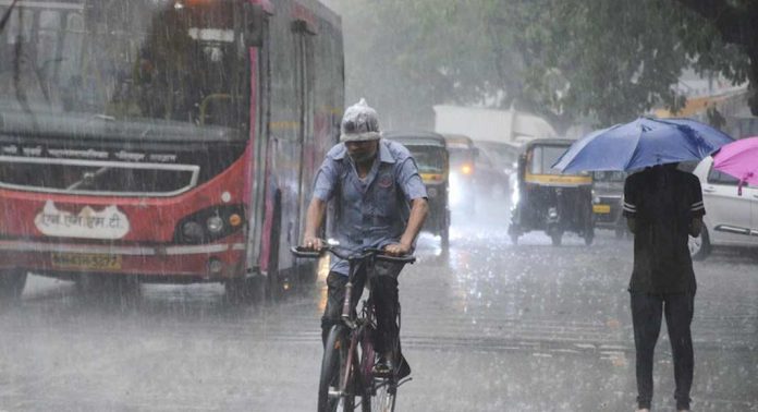 പീരുമേട് കനത്ത മഴ ; മണ്ണിടിച്ചില് സാധ്യതാ മേഖലകളില് താമസിക്കുന്നവരെ മാറ്റി പാര്പ്പിക്കും പീരുമേട് കനത്ത മഴ ; മണ്ണിടിച്ചില് സാധ്യതാ മേഖലകളില് താമസിക്കുന്നവരെ മാറ്റി പാര്പ്പിക്കും
