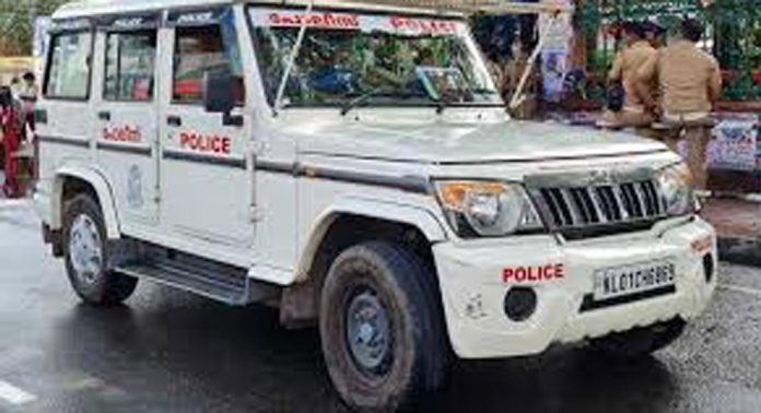 വധശ്രമക്കേസില് ജാമ്യത്തിലിറങ്ങിയ പ്രതികള്ക്കൊപ്പം ഉല്ലാസയാത്ര ; എഎസ്ഐക്ക് സസ്പെന്ഷന് വധശ്രമക്കേസില് ജാമ്യത്തിലിറങ്ങിയ പ്രതികള്ക്കൊപ്പം ഉല്ലാസയാത്ര ; എഎസ്ഐക്ക് സസ്പെന്ഷന്