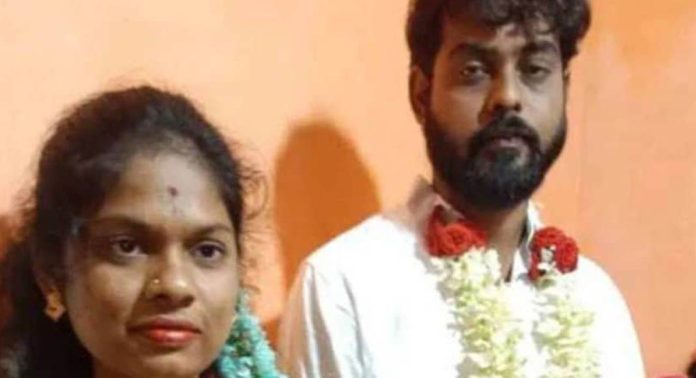 വിവാഹം കഴിഞ്ഞ് മണിക്കൂറുകള് ; നവവധുവിനെ വരന് വെട്ടിക്കൊന്നു ; യുവാവിനെ പരിക്കേറ്റനിലയിലും കണ്ടെത്തി വിവാഹം കഴിഞ്ഞ് മണിക്കൂറുകള് ; നവവധുവിനെ വരന് വെട്ടിക്കൊന്നു ; യുവാവിനെ പരിക്കേറ്റനിലയിലും കണ്ടെത്തി
