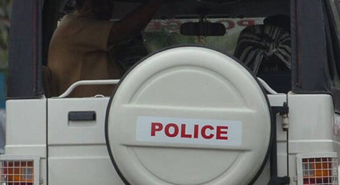 കൊച്ചിയിലെ ഹോട്ടലുകളില് റെയ്ഡ് ; ആറ് പേര് കസ്റ്റഡിയില് കൊച്ചിയിലെ ഹോട്ടലുകളില് റെയ്ഡ് ; ആറ് പേര് കസ്റ്റഡിയില്