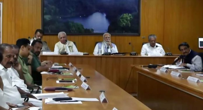 ദുരന്തബാധിതരെ കണ്ട് മടങ്ങി ; കളക്ടറേറ്റിൽ അവലോകന യോഗത്തിനെത്തി പ്രധാനമന്ത്രി ദുരന്തബാധിതരെ കണ്ട് മടങ്ങി ; കളക്ടറേറ്റിൽ അവലോകന യോഗത്തിനെത്തി പ്രധാനമന്ത്രി