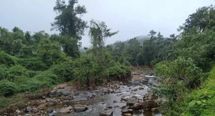 മുണ്ടക്കൈയിലും ചൂരൽമലയിലും കനത്ത മഴയും ഇടിമിന്നലും ; ഭയന്ന് ജനങ്ങൾ മുണ്ടക്കൈയിലും ചൂരൽമലയിലും കനത്ത മഴയും ഇടിമിന്നലും ; ഭയന്ന് ജനങ്ങൾ