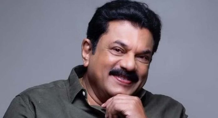 മുകേഷിന്റെ കൊച്ചിയിലെ വീട്ടില് പോലീസ് ; പരാതിക്കാരിയുമായി തെളിവെടുപ്പ് മുകേഷിന്റെ കൊച്ചിയിലെ വീട്ടില് പോലീസ് ; പരാതിക്കാരിയുമായി തെളിവെടുപ്പ്