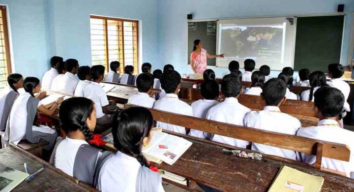 പ്ലസ് വൺ വിദ്യാർഥിയെ പ്ലസ്ടു വിദ്യാർഥി ക്ലാസിൽ കയറി തല്ലി ; തടഞ്ഞ അധ്യാപികയുടെ മുഖത്തടിച്ചു പ്ലസ് വൺ വിദ്യാർഥിയെ പ്ലസ്ടു വിദ്യാർഥി ക്ലാസിൽ കയറി തല്ലി ; തടഞ്ഞ അധ്യാപികയുടെ മുഖത്തടിച്ചു