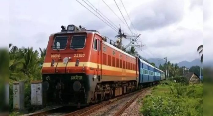 മണ്ണിടിച്ചിൽ : കണ്ണൂർ, ബംഗളൂരു എക്സ്പ്രസ് ട്രെയിനുകൾ റദ്ദാക്കി മണ്ണിടിച്ചിൽ : കണ്ണൂർ, ബംഗളൂരു എക്സ്പ്രസ് ട്രെയിനുകൾ റദ്ദാക്കി